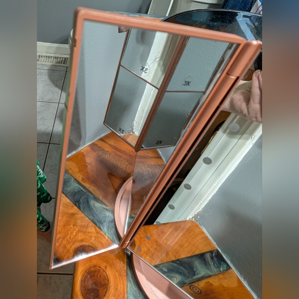DEWEISN Dresser Mount Tri-Fold Lighted Vanity Mirror with 21 LED Lights (EUC) - Picture 11 of 13